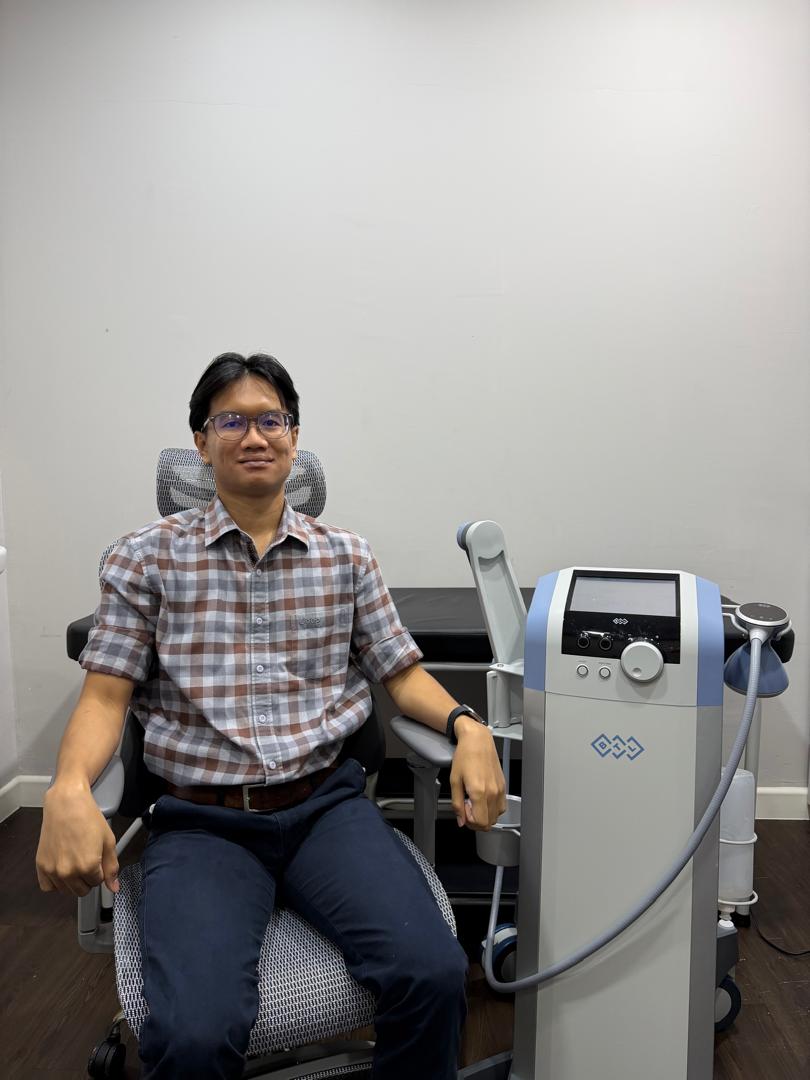 Dr. Muhammad Haziq bersama mesin Shockwave Therapy di Uni Klinik Sikamat, Seremban